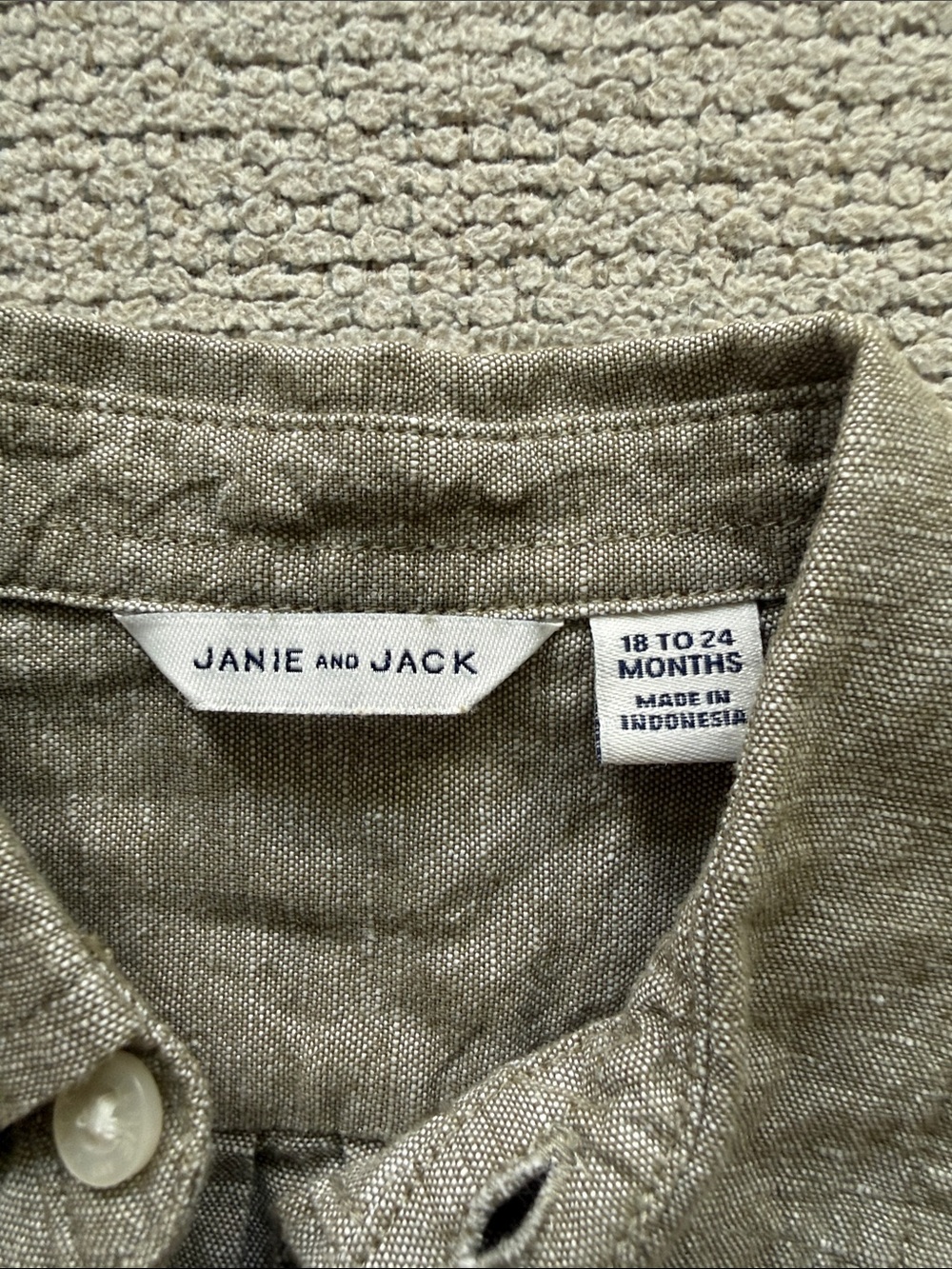 Toddler Button-Down Linen Shirt in Soft Green - Picture 2 of 4